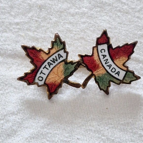 Accessories - Ottawa Canada Maple Leaf Pins